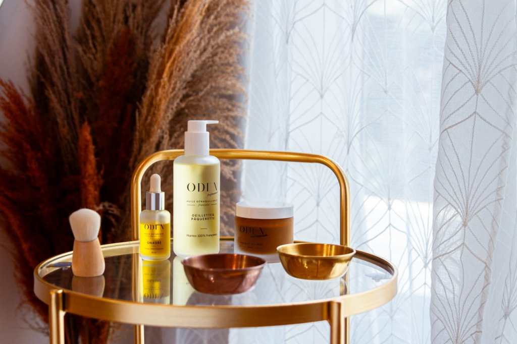 Produits naturels pour soins du visage anti-âge utilisés par une facialiste à Tresques – huiles, sérums et cosmétiques professionnels