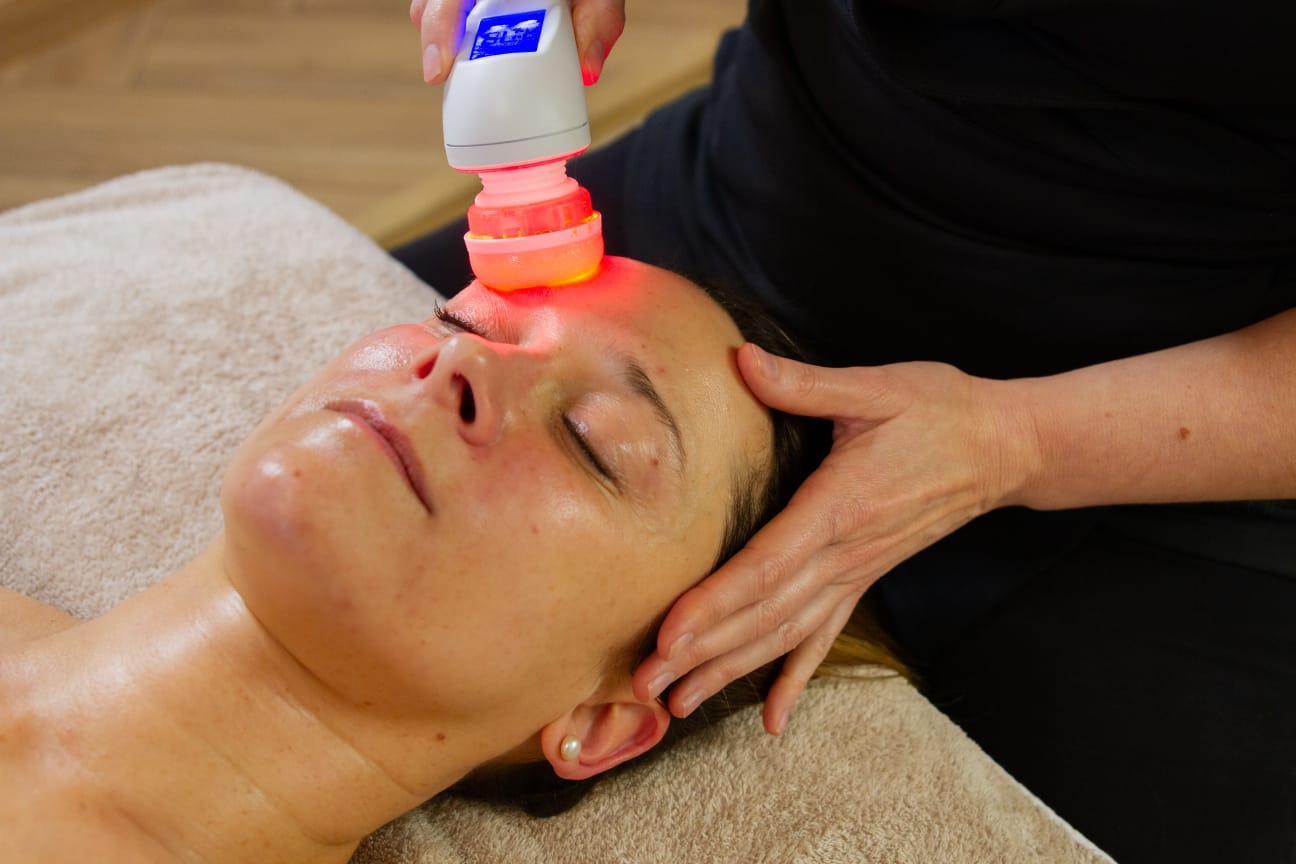 Rituel anti-âge visage – peeling, magnétophorèse et LED pour lisser et illuminer la peau d’une cliente