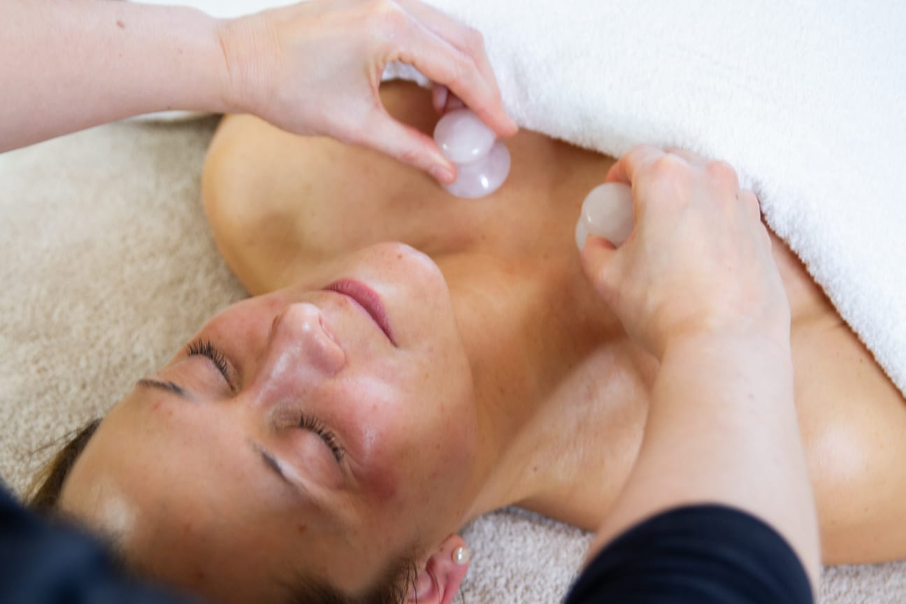 Massage facial liftant et drainage lymphatique realisé au gua sha pour détendre et raffermir le visage