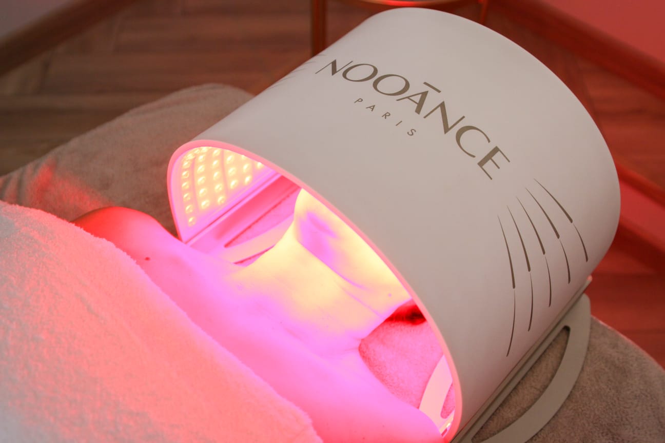 Soin visage à l’acide hyaluronique – traitement hydratant et anti-âge sur le visage d’une cliente