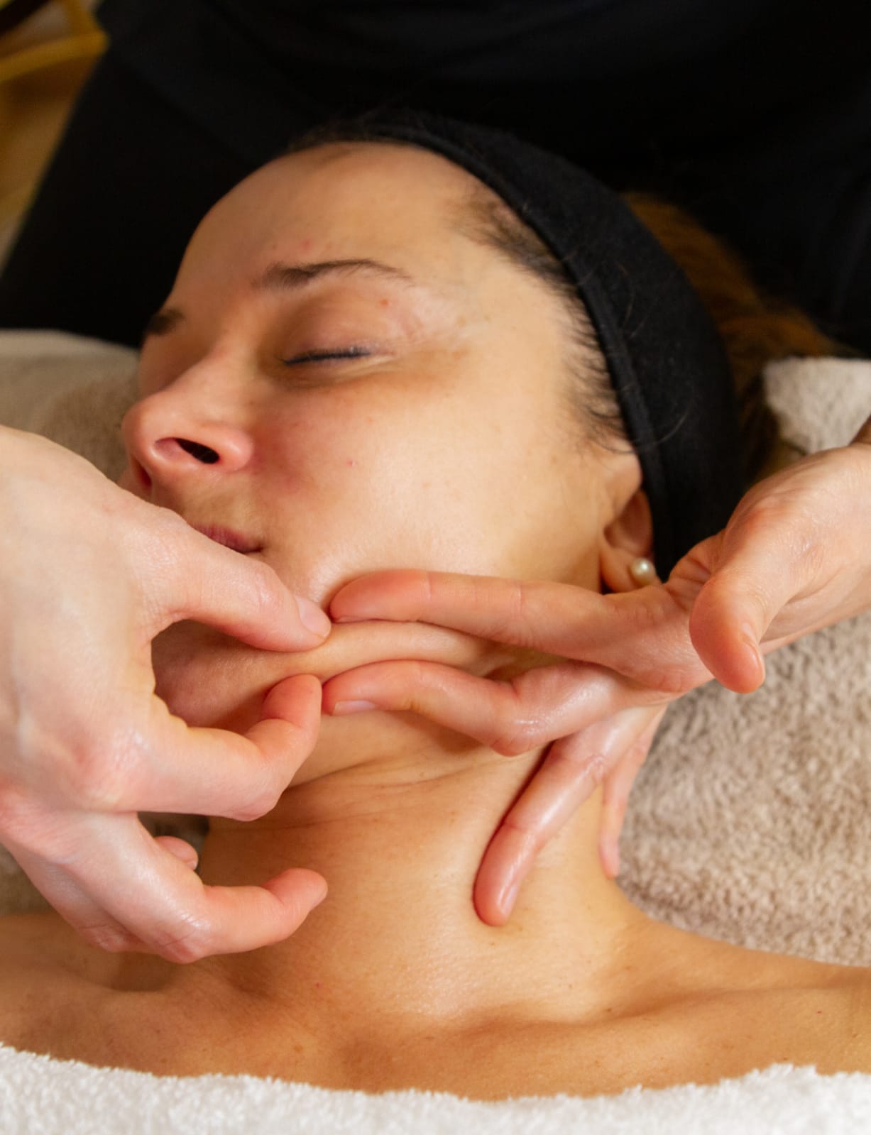 Kobido facial japonais – massage liftant et anti-âge sur le visage d’une cliente dans un cabinet de facialiste