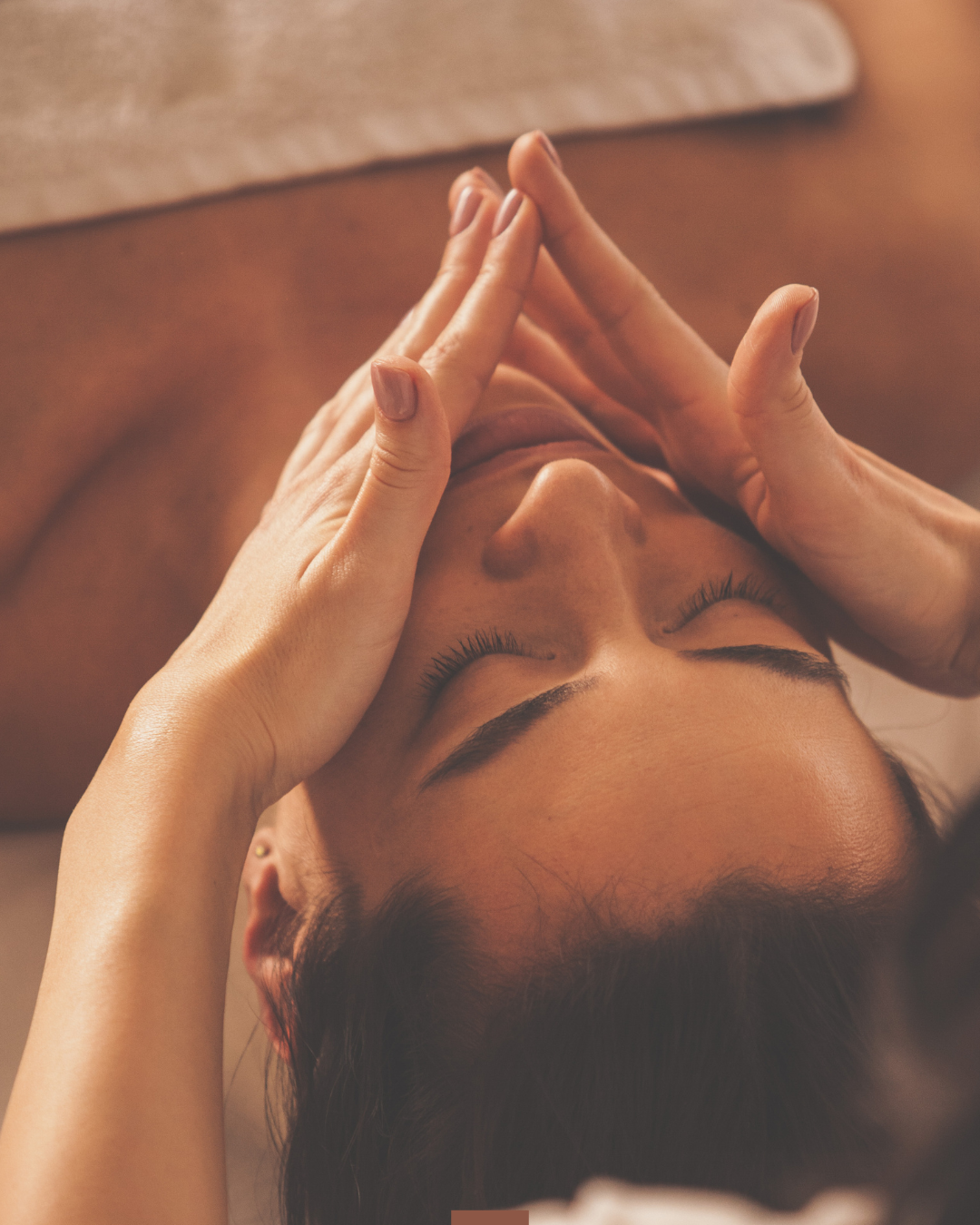 Massage facial complet – plusieurs techniques anti-âge pour lisser, tonifier et illuminer le visage